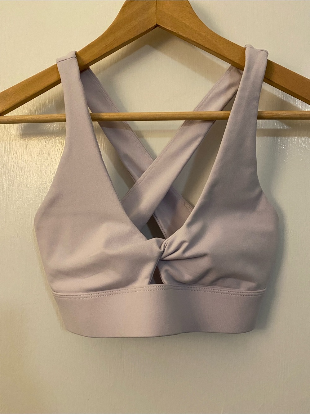 Fabletics Cross-Back Twisted Front Sports Bra — Light Lavender XS/S